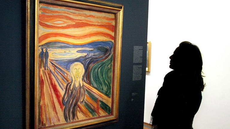 ARCHIV - Eine Besucherin betrachtet das Gemälde «Der Schrei» von Edvard Munch.