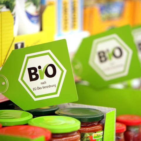 Das Bio-Siegel an Lebensmittelprodukten (Foto: dpa Bildfunk, picture alliance / dpa | Rolf Vennenbernd)