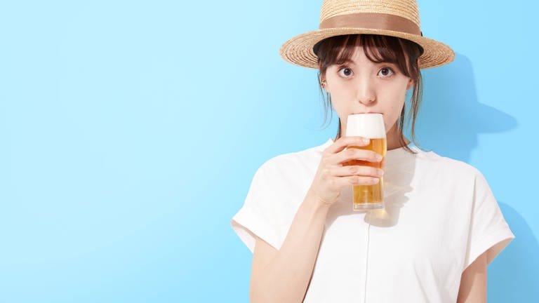 Japanische Frau mit Bier (Foto: IMAGO, AFLO)