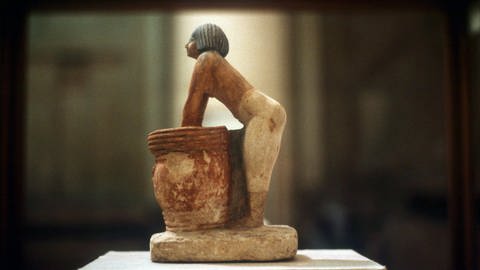 Altägyptische Figur: Frau beim Bierbrauen (Foto: IMAGO, United Archives International.)