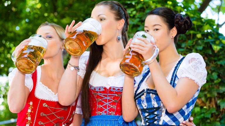Frauen im Dirndl mit Bier