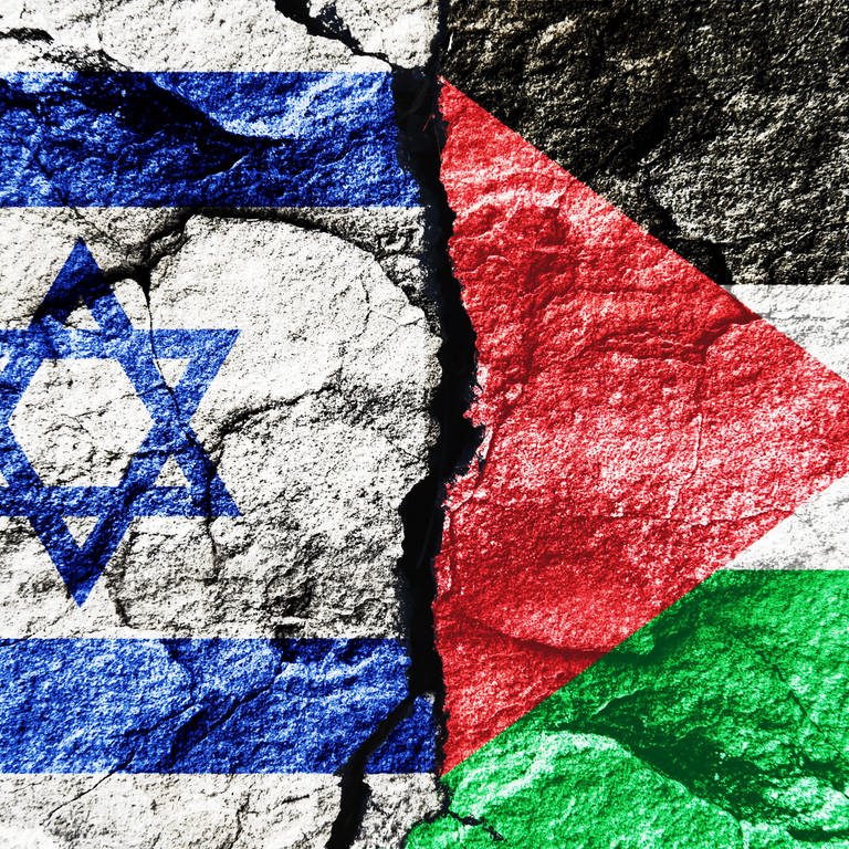 Fahnen von Israel und Palästina mit Riss