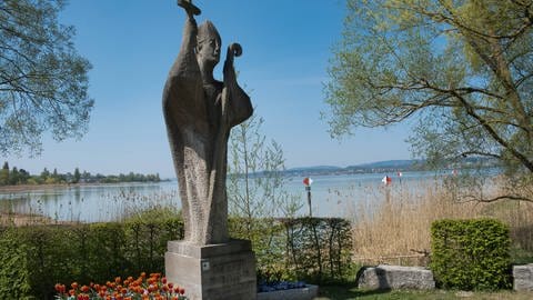 Klosterinsel Reichenau: Pirminstatue am Inseleingang (Foto: IMAGO, IMAGO / bodenseebilder.de)