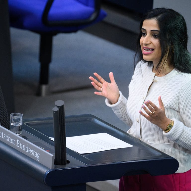 Das Foto zeigt Schahina Gambir (Bündnis 90Die Grünen) und sie spricht in einer Plenarsitzung im Deutschen Bundestag.