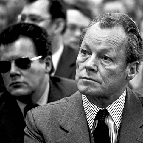 Willy Brandt (SPD) mit Günter Guillaume (links mit Brille) (Foto: picture-alliance / Reportdienste, picture alliance / Fritz Rust | Fritz Rust)