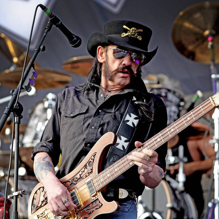 Lemmy Kilmister bei einem Auftritt mit Motörhead