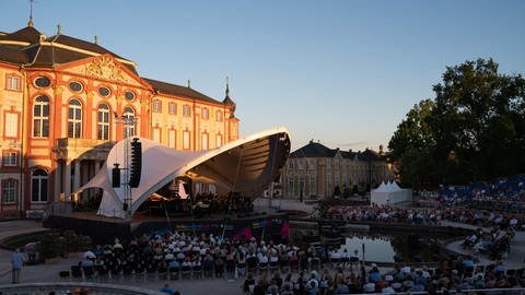 Schlossfestival Bruchsal mit Bühne und Publikum (Foto: SWR, Julia Kesch)