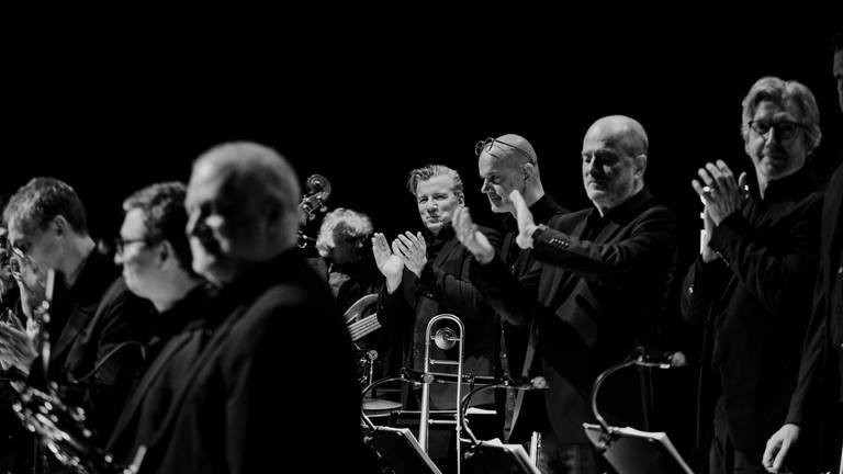 Die SWR Big Band mit Curtis Stigers im Festpielhaus Baden-Baden (Foto: Lena Semmelroggen)