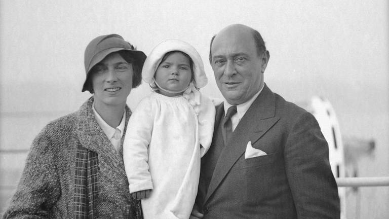 Arnold Schönberg mit seiner Tochter Nuria auf dem Arm, links daneben seine Frau Gertrud (Foto: picture-alliance / Reportdienste, picture alliance / ASSOCIATED PRESS)