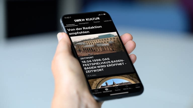 Ein Smartphone zeigt die Programm-Übersicht in der SWR Kultur App