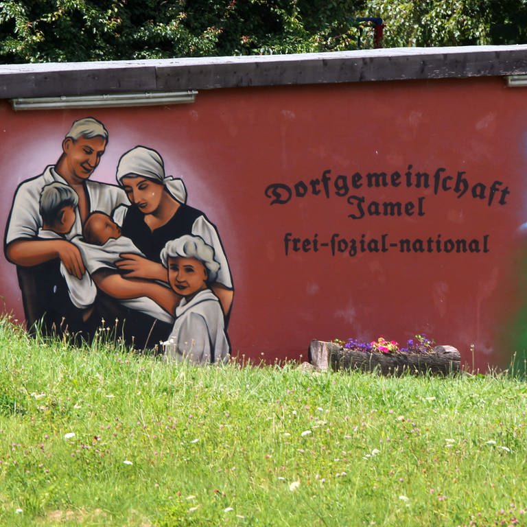 Hauswand in Jamel bei Wismar mit dem Schriftzug "Dorfgemeinschaft Jamel frei-sozial-national". Das Bild wird von vielen Rrechtsextremen bewohnten (2012) (Foto: dpa Bildfunk, dpa-Zentralbild / (c) dpa)