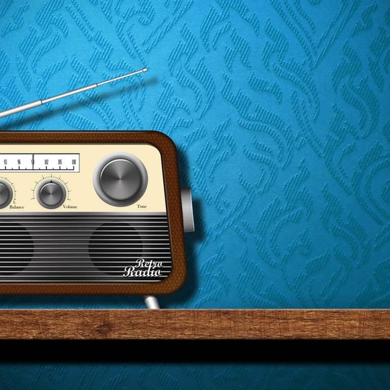 Ein altmodisches Radio mit Antenne steht auf einem Holztisch vor einer blauen Strukturtapete (Foto: Colourbox, Colourbox -)