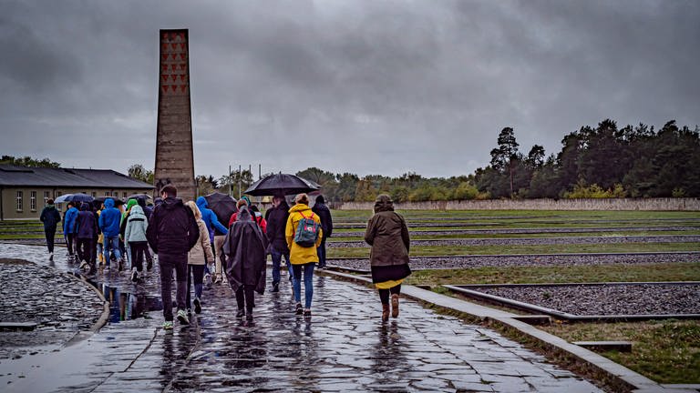 Jugendliche bei Mahn- und Gedenkstätte in Sachsenhausen