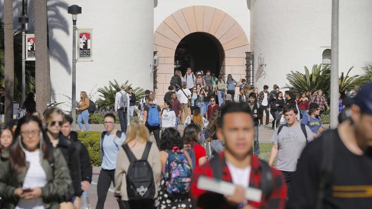 Studenten auf dem Campus der San Diego State University (SDSU): Ein Vorschlag, Professoren ihren Emeritierungsstatus zu entziehen, wenn sie etwas tun, das den Ruf der SDSU schädigt, löste im Sommer 2020 Protest aus. Der Vorwurf: Die Politik unterdrücke die Redefreiheit und fördere die "Cancel Culture", die im Land immer mehr um sich greife.