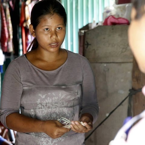 Kreditsachbearbeiter für Mikrofinanzierung in Kambodscha besucht eine Kundin zu Hause. Mikrokredite galten lange als Wunderwaffe im Kampf gegen Armut. Doch am Beispiel von Kambodscha zeigt sich die Kehrseite von Mikrokrediten: Die Zinsen dort sind enorm hoch, viele Kreditnehmer deshalb überschuldet, eine gesetzliche Pfändungsgrenze gibt es nicht.