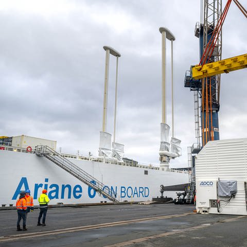 Ein Container mit der ersten Oberstufe der europäischen Trägerrakete Ariane 6 wird im Neustädter Hafen für das Verladen auf das speziell für den Transport der Rakete konzipierte Schiff «Canopee» vorbereitet.