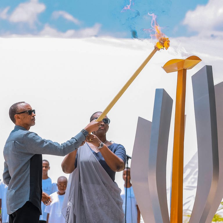 Ruandas Präsident Paul Kagame und First Lady Jeannette Kagame entzünden am 7. April 2023 im Kigali Genocide Memorial in Kigali eine Flamme der Erinnerung während der Gedenkfeier zum 29. Jahrestag des Völkermords an den Tutsi 1994. Um die Versöhnung zwischen den einstigen Mördern und Opfern voranzubringen, wurden viele Projekte ins Leben gerufen.