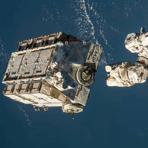 Symbolbild: Eine externe Palette mit ausgedienten Nickel-Wasserstoff-Batterien wurde vom Canadarm2-Roboterarm (der Internationalen Raumstation ISS) freigegeben.