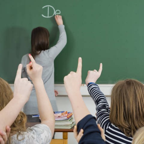 Schüler melden sich im Unterricht zu Wort (Foto: IMAGO, IMAGO / imagebroker)