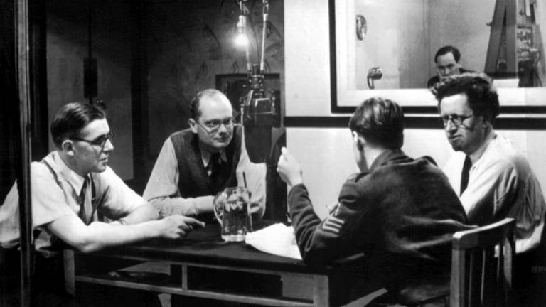 Mitglieder der Redaktion des deutschsprachigen Dienstes ("German Service") der BBC übertragen im Kriegsjahr 1944 aus einem Londoner Theater eine Sendung.  (Foto: picture-alliance / Reportdienste, (c) dpa - Bildarchiv)