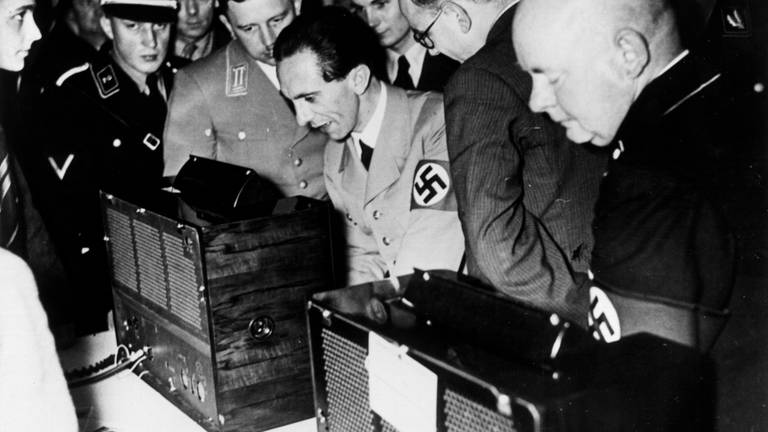Joseph Goebbels (NSDAP), Reichsminister für Volksaufkläerung und Propaganda, bei der Eroeffnung der 14. Deutschen Rundfunkausstellung am 30. Juli 1937 in Berlin; im Vordergrund Reichsintendant Heinrich Glasmeier