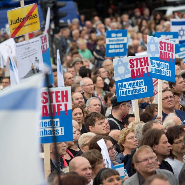 Mehrere tausend Menschen haben sich am Sonntag, 14.9.2014, am Brandenburger Tor in Berlin versammelt, um gegen Judenhass in Deutschland und Europa zu protestieren. Initiiert wurde die Demonstration unter dem Motto "Steh auf! Nie wieder Judenhass!" vom Zentralrat der Juden in Deutschland.