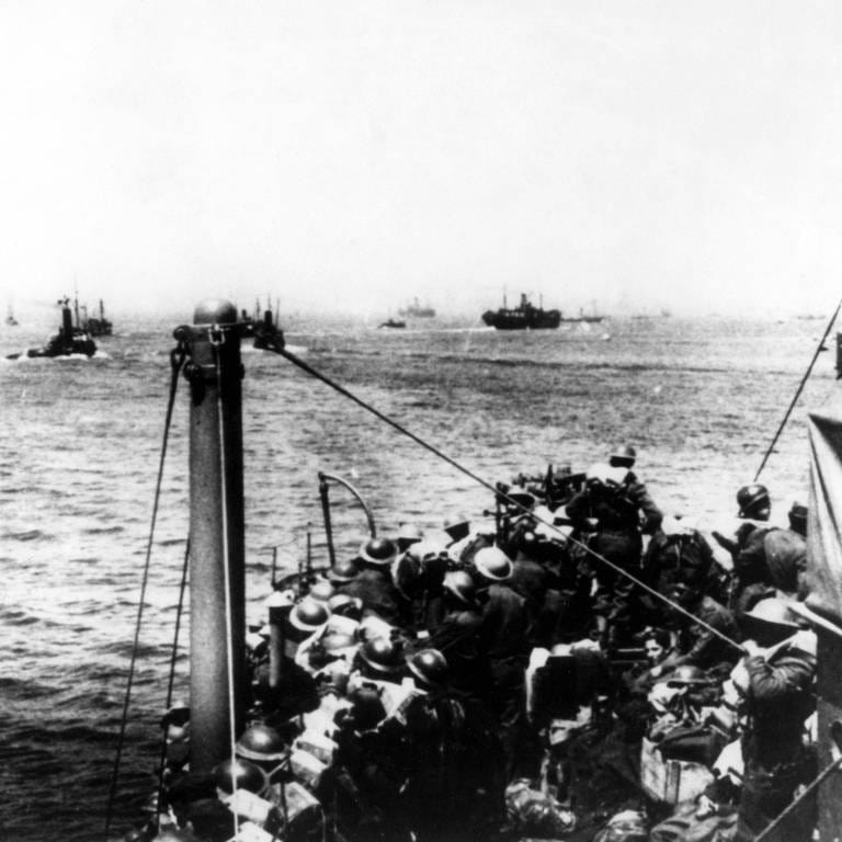 Zwischen dem 26. Mai und dem 4. Juni wurden 335.000 britische und französische Truppen von Tausenden kleiner britischer Boote und Kriegsschiffe von den Stränden gebracht und unter schwerem Luft- und Artilleriebeschuss nach England transportiert. Das Foto zeigt Boote, die Dunkirk verlassen.  (Foto: IMAGO, imago images / United Archives International)