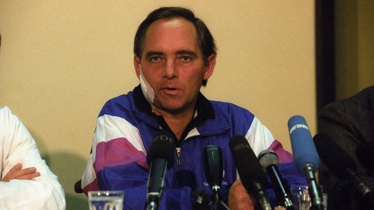 Wolfgang Schäuble im November 1990 bei einer Pressekonferenz in der Reha-Klinik, gezeichnet von dem am 12. Oktober auf ihn verübten Attentat