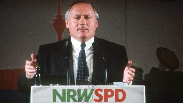 Oskar Lafontaine kurz vor dem Anschlag am Rednerpult. Der saarländische Ministerpräsident und SPD-Kanzlerkandidat wurde bei einer Wahlkampfveranstaltung am 25.4.1990 in der Stadthalle von Köln-Mühlheim lebengefährlich verletzt. 
