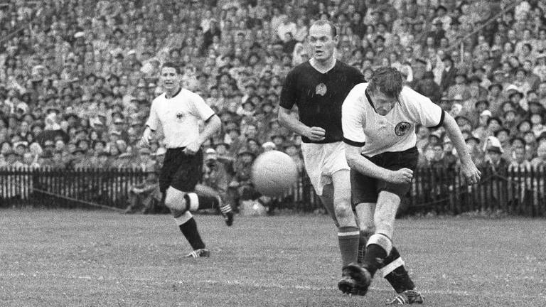 Endspiel der Fußballweltmeisterschaft am 4. Juli 1954 in Bern: Deutschland gegen Ungarn. Von links: Helmut Rahn, Jenő Buzánszky und Fritz Walter