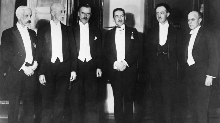 Die Nobelpreisträger 1929 in Stockholm. Von links nach rechts: Frederick Gowland Hopkins, Arthur Harden, Thomas Mann, Hans Von Euler, Prince Louis de Broglie of Paris, Owen W. Richardson. 