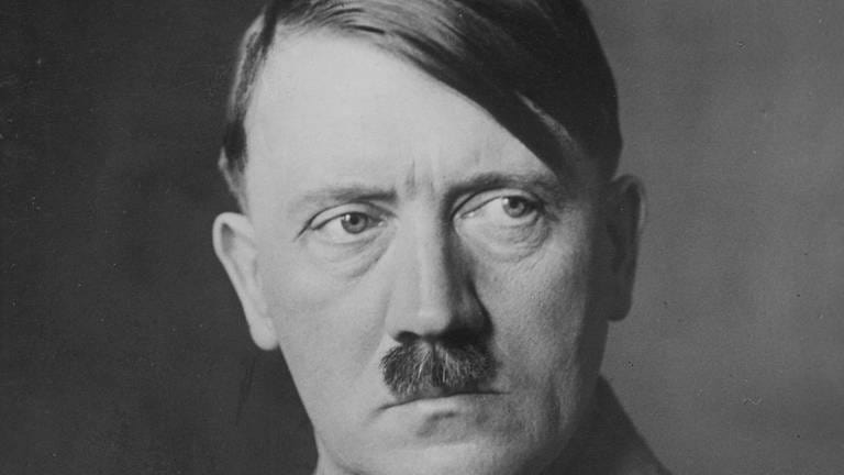 Ein letztes Mal meldete sich Adolf Hilter am 30. Januar 1945 im Rundfunk zu Wort aus Anlass des 12. Jahrestag der Nationalsozialistischen Regierung (Foto: picture-alliance / Reportdienste, picture alliance / akg-images)