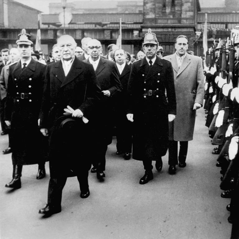 Bundeskanzler Konrad Adenauer (2.v.l.) schreitet am 1. Januar 1957 die Polizeihundertschaft ab, hinter ihm der Ministerpräsident der Saarregierung, Hubert Ney (Foto: picture-alliance / Reportdienste, picture-alliance/ dpa | dpa)