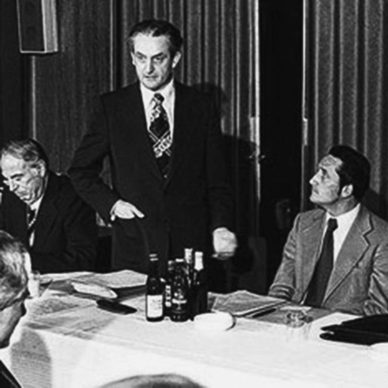 Eine der ersten Vorstandssitzungen des Bund für Umwelt und Naturschutz (BUND) 1975 mit (v.l.n.r.) Bodo Manstein, Herbert Gruhl, Hubert Weinzierl, Bernhard Grzimek, Helmut Steiniger (Foto: Bund für Umwelt und Naturschutz Deutschland (BUND))