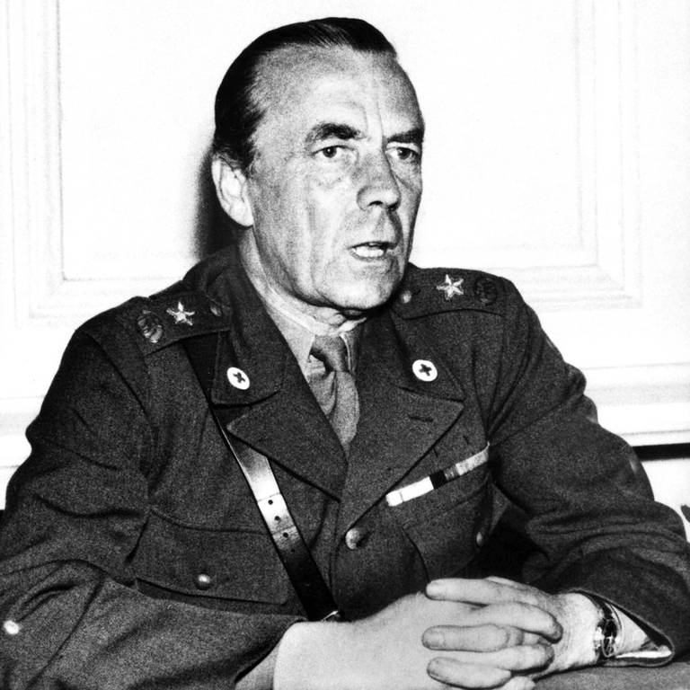 Folke Bernadotte, Graf von Wisborg (1895 - 1948) war ein schwedischer Diplomat. Während des Zweiten Weltkriegs verhandelte er die Freilassung von Häftlingen aus deutschen Konzentrationslagern.