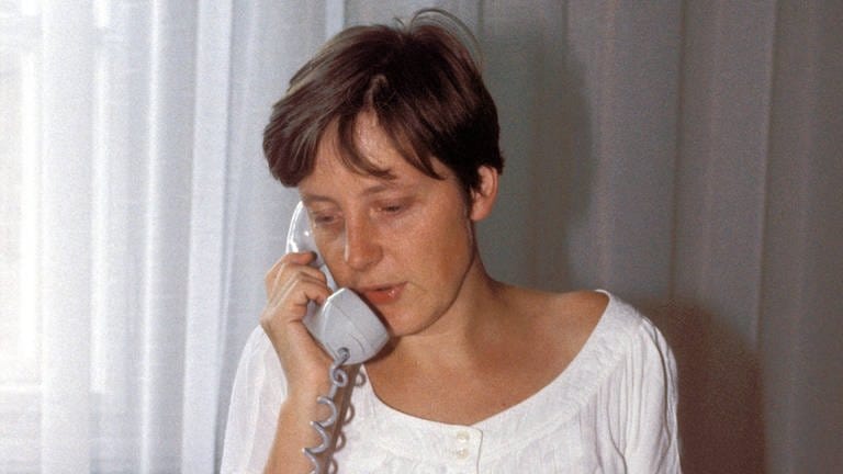 Angela Merkel, stellvertretende Regierungssprecherin der Regierung Lothar de Maizièree, im Mai 1990 am Telefon (Foto: IMAGO, IMAGO / Stana)