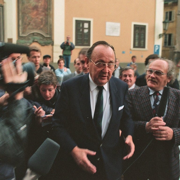 Außenminister Hans Dietrich Genscher (FDP) erreicht am 30. September 1989 die westdeutsche Botschaft in Prag