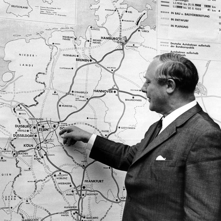Bundesverkehrsminister Georg Leber erläutert am 2.9.1969 in Düsseldorf seinen Plan, von 1971 bis 1985 insgesamt 8.000 km neue Autobahnen und autobahnähnliche Bundesfernstraßen zu bauen (Foto: IMAGO, picture alliance / dpa | dpa)