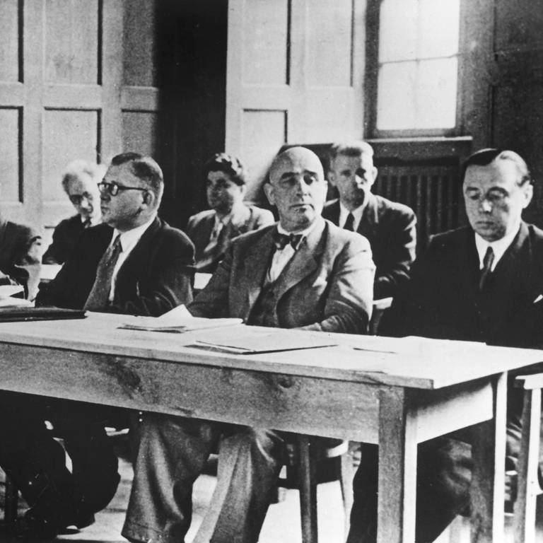 Die Mitglieder des Kabinetts des rheinland-pfälzischen Ministerpräsidenten Peter Altmeier (1. Reihe, rechts; Archivfoto vom Juli 1947, Rathaussaal Koblenz) (Foto: dpa Bildfunk, picture-alliance/ dpa)