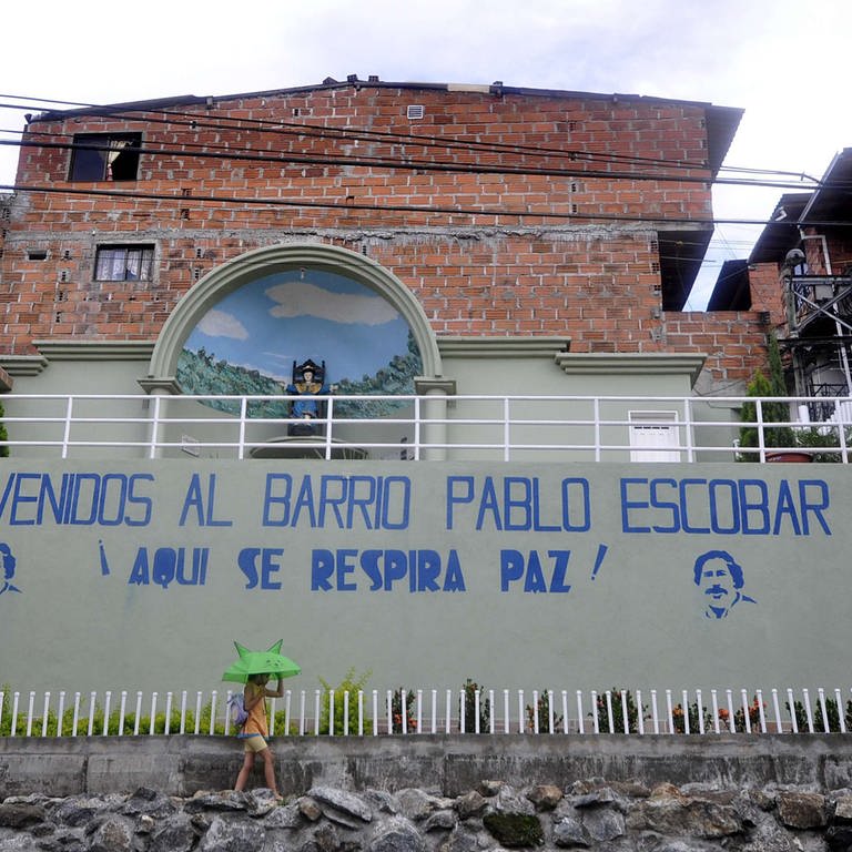 Auf diesem Dach wurde Pablo Escobar 1993 von der Polizei erschossen hat. Auch 20 Jahre nach seinem Tod war er in der Nachbarschaft wegen seiner Großzügigkeit und der Häuser, die er den Armen gab, als "Robin Hood" in Erinnerung