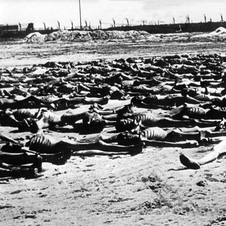Leichen im KZ Bergen-Belsen: Das Konzentrationslager Bergen-Belsen wurde am 15. April 1945 durch britische Truppen befreit. Die Soldaten fanden Tausende unbestattete Leichen und Zehntausende todkranke Menschen vor.