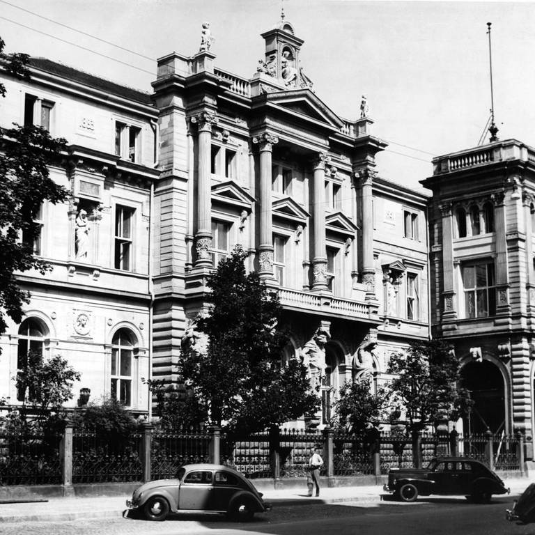 Der Prinz-Max-Palais in Karlsruhe 1951. Das Gebäude beherbergte rund 20 Jahre lang das Bundesverfassungsgericht (BVerfG)