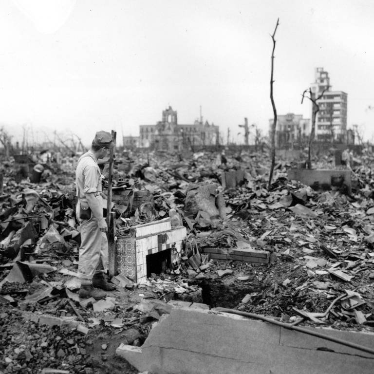 Ein Mann steht am 7. September 1945 in den Ruinen von Hiroshima. Die USA hatten am 6. August 1945 die Uran-Atombombe "Little Boy" über der japanischen Stadt abgeworfen.