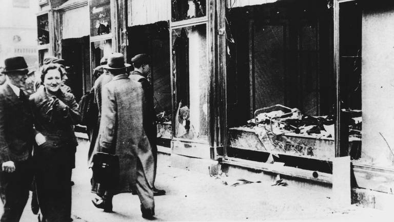 Zerstörtes und geplündertes jüdisches Geschäft in Berlin: In der Reichspogromnach, am 9. November 1938, setzten organisierte Nazi-Schlägertrupps jüdische Geschäfte und Synagogen in Brand.