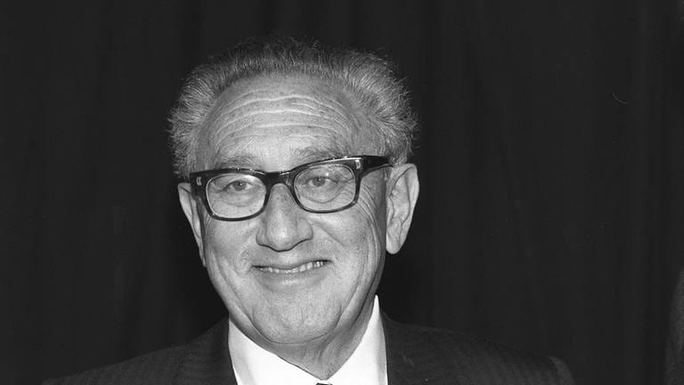 Henry Kissinger (1923 - 2023) im März 1990 in Essen (Foto: IMAGO, IMAGO / teutopress)