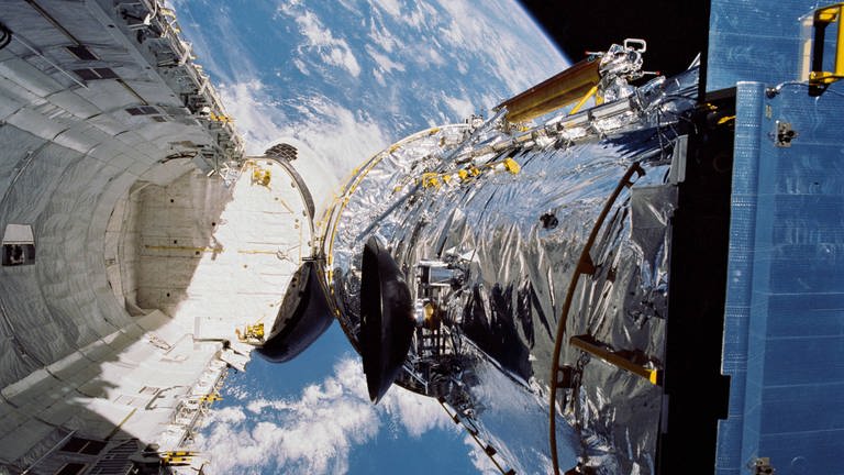 Das Hubble-Weltraumteleskop, aufgenommen am 25. April 1990 von der Besatzung der Raumfähre STS-31 über dem Frachtraum des Shuttles Discovery in einer Höhe von 332 Seemeilen über der Erde. (Foto: IMAGO, imago stock&people)