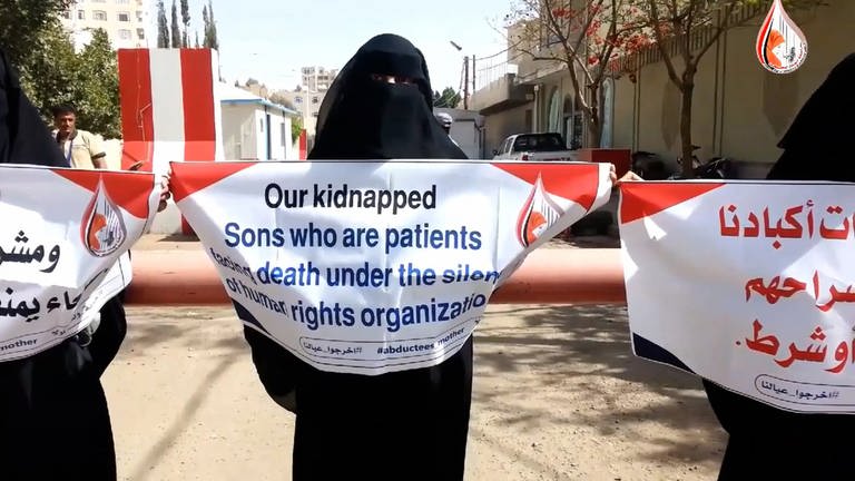 Die Frauen des Vereins "Abductees' Mothers' Association" (Mütter der Entführten) protestieren mit Transparenten auf den Straßen Sanaas. (Foto: SWR, AVIV Pictures GmbH/Schwenk Film GmbH)