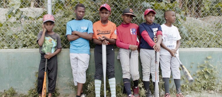 Der Junge Dokumentarfilm "Die vier Winde" von Regisseurin Anna-Sophia Richard beschäftigt sich mit der Dominikanischen Republik als Migrationsland, während gleichzeitig gut zehn Prozent der Einheimischen ihr Glück im Ausland suchen. Viele Jungs träumen z. B. von einer internationalen Baseballkarriere.
