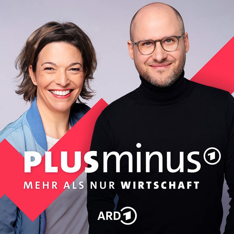 Das Keyvisual zeigt Anna Planken und David Ahlf, die den Plusminus-Podcast hosten