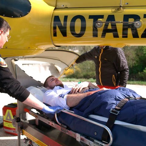 Prof. Dr. Matthias Münzberg und sein Heli-Team bringen Patient Philip in die Klinik. Er hat eine große Schnittverletzung am Arm.